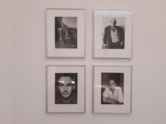 4 Schwarz-Weiß-Fotografien an einer weißen Wand