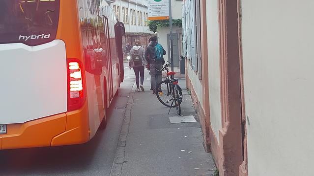 Illegal abgestelltes Fahrrad an der Bushaltestelle Bergbahn/Radhaus in Heidelberg