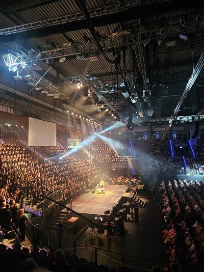 Blick auf die Bühne mit mehreren 100 Chorsängern