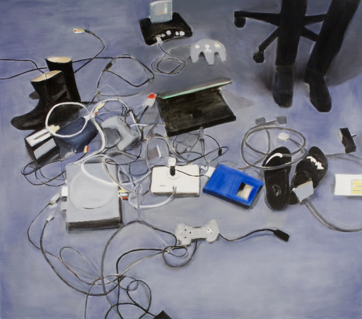 Pintura a óleo de uma coleção de video games, computadores, controles e outros periféricos, dispostos de maneira caótica no chão, junto a sapatos, chinelos, e também os pés de uma cadeira de escritório e as pernas do artista. A pintura é colorida mas dispõe de poucas cores, sendo majoritariamente cinza ou preto, com alguns detalhes coloridos.