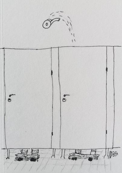 Zeichnung, Tuschestift: Zwei Türen wie in einer öffentlichen Toilette, unten jeweils Füße, heruntergelassene Hosen. Oben fliegt eine Rolle Toilettenpapier von einer zur anderen Kabine.