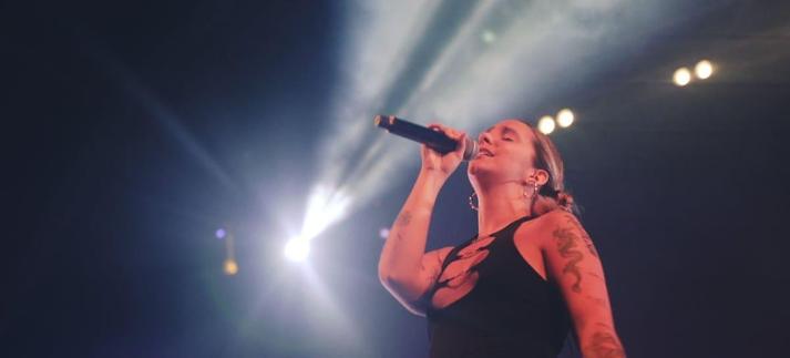 Suu, en un moment de la seva actuació / Foto Marco Crepin