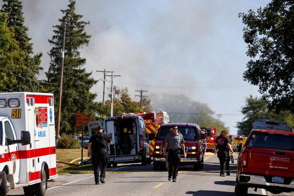 Personal de emergencia trabaja en la escena del tiroteo en la Iglesia de Jesucristo de los Santos de los Últimos Días, en Grand Blanc (Michigan), el 28 de septiembre de 2025. (Rebecca Cook / REUTERS)