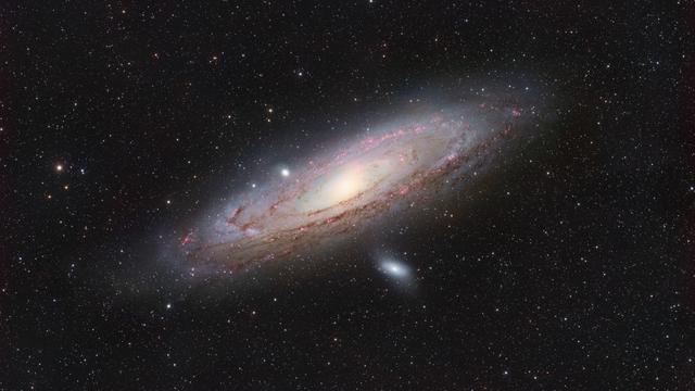 <img alt="La nuova immagine di Andromeda: uno straordinario scatto di Ronald Brecher" class="webfeedsFeaturedVisual wp-post-image" height="1080" src="https://i2.wp.com/cdn.mos.cms.futurecdn.net/AET5fiNcAJ7uCC5GfpLni8.jpg?w=1920&amp;resize=1920,1080&amp;ssl=1" style="display: block; margin-bottom: 5px; clear: both;" title="La nuova immagine di Andromeda: uno straordinario scatto di Ronald Brecher" width="1920" /><div class="starw-prima-del-contenuto_4" id="starw-3767127862"><div id="addendoContainer_Interstitial"></div></div><p>Il fotografo di astrofotografia Ronald Brecher ha realizzato un’immagine eccezionale della <strong>galassia di Andromeda</strong>, la nostra vicina cosmica distante circa 2,5 milioni di anni luce dalla Terra. Lo scatto, frutto di un lungo lavoro di osservazione, mette in risalto con grande dettaglio le braccia spiraliformi della galassia, che si estende per circa 260.000 anni luce, rivelando un bagliore intenso e segni evidenti della continua formazione stellare.</p><div class="starw-contenuto_6" id="starw-3561425657" style="margin-top: 2px; margin-bottom: 2px;"><!-- BOX 300x250 Articolo 1 -->
<div id="addendoContainer_9001" style="width: 300px; height: 250px;">
</div></div>
<h2>Il cuore di Andromeda e i suoi satelliti</h2>
<p>Nell’immagine, le fitte strisce di polvere cosmica avvolgono il nucleo luminoso della galassia, che secondo l’Agenzia Spaziale Europea (ESA) ospita un <strong>buco nero supermassiccio</strong> con una massa stimata di 140 milioni 