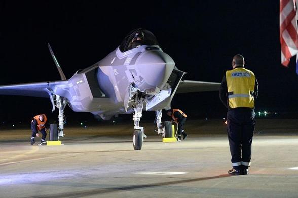 Dos cazas F-35 aterrizan en la base aérea de Nevatim, cerca de Beersheba (Israel), el 12 de diciembre de 2016. (Israeli Army / Handout /Anadolu Agency /Getty Images)