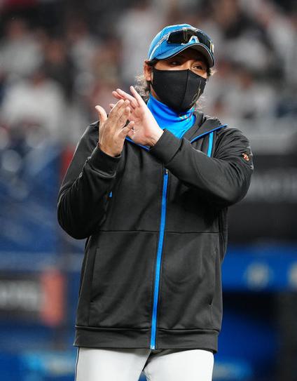 2025年9月27日、ロッテ対日本ハム　ロッテに勝利し、手をたたく日本ハム新庄監督