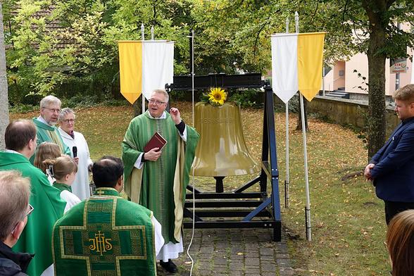 Segnung der mobilen Glocke durch Generalvikar Bredeck