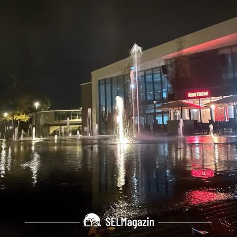 Selm: Campus bei Nacht, beleuchteter Springbrunnen und Restaurant Kunstwerk