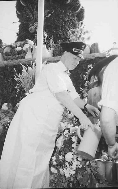 Der damalige Oberbürgermeister Arnulf Klett beim Fassbieranstich.