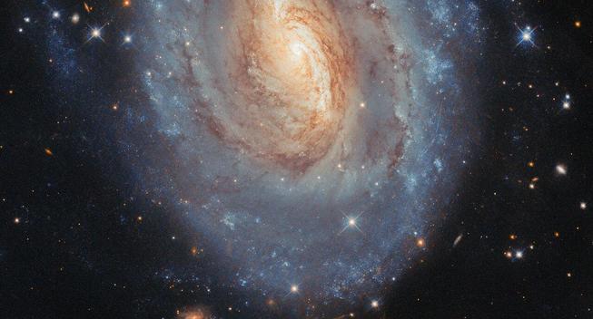 Questa galassia ha un centro giallo brillante e una periferia blu scintillante. I colori riflettono le differenze nell'età media, nella massa e nella temperatura delle stelle della galassia. Nel cuore della galassia, le stelle tendono ad essere più vecchie e più piccole. Le stelle meno massicce sono più fredde di quelle più massicce e, contrariamente a quanto si potrebbe pensare, le stelle più fredde sono più rosse, mentre quelle più calde sono più blu. Più lontano, lungo i bracci a spirale di NGC 6000, brillanti ammassi stellari ospitano giovani stelle massicce che appaiono distintamente blu.

Hubble ha raccolto i dati per questa immagine mentre osservava i siti delle recenti esplosioni di supernova nelle galassie vicine. NGC 6000 ha ospitato due recenti supernove: SN 2007ch nel 2007 e SN 2010as nel 2010. Utilizzando i sensibili rilevatori di Hubble, i ricercatori sono in grado di discernere il debole bagliore delle supernove anni dopo l'esplosione iniziale. Queste osservazioni aiutano a limitare le masse delle stelle progenitrici delle supernove e possono indicare se avevano delle compagne stellari.