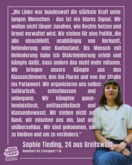 Auf dem Bild steht in der Mitte der Text des Post. Am linken unteren Rand ist das Logo abgebildet. Auf der rechten Seite sitzt eine junge Frau, mit braunen Haaren. Sie trägt ein ein weißes Poloshirt, eine schwarze Uhr am linken Arm, eine blaue Hose mit schwarzem Gürtel.