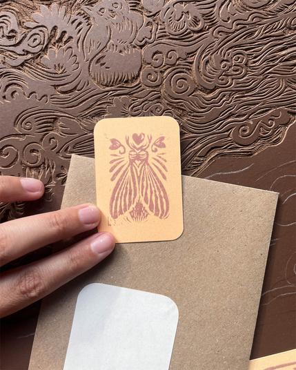 Mini carte avec une gravure d'insecte tamponné.