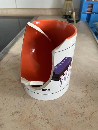 eine zerbrochene GPN21 Tasse
sie ist Innen orange, außen ist das Logo der GPN21 zu sehen