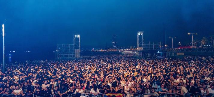 Així lluïa des de l'escenari la platja del Bogatell de Bracelona va omplir-se amb ELS40 Pop La Mercè 2025. / DPA