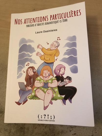 Couverture du livre : Nos Attentions Particulières, parcours d'Adultes Diagnostiqué•es TDAH
La couverture figure un dessin dans le style habituel de Laurier The Fox avec un personnage qui danse avec à ses pieds trois personnages, un rassemblant à Laurier, écoute de la musique et tape au clavier sur un ordinateur portable, un•e autre fait du tricot et un dernier aux cheveux roses, règle son appareil photo