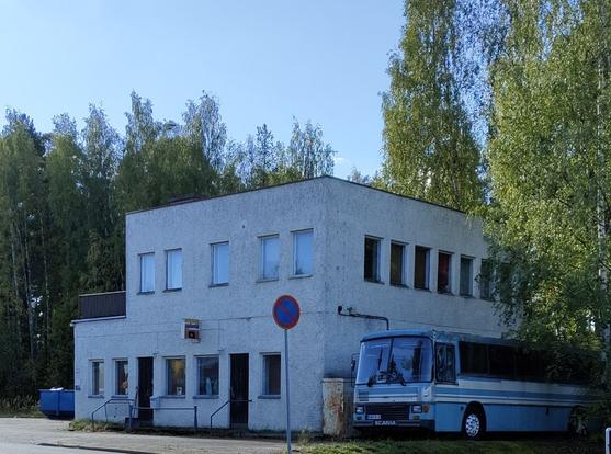 Vanha huoltoasema kuvattuna pohjoisesta. Vieressä vanha Scanian linja-auto