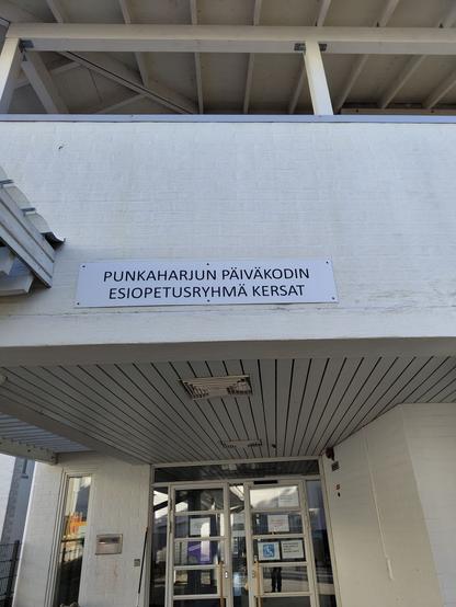 Oven yllä kyltti, jossa teksti "Punkaharjun päiväkodin esiopetusryhmä kersat".