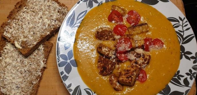 Roasted butternut squash & coconut soup, topped w/  spicey fried tempeh fresh tomato & yeast flakes. Served w/ Danish ryebread.