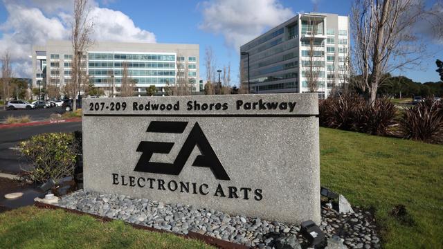 <figure class="wp-block-image size-large wp-lightbox-container"><img alt="Imagem mostra a fachada do prédio da Electronic Arts, a EA. " class="wp-image-854252" height="596" src="https://files.tecnoblog.net/wp-content/uploads/2025/09/ea-sports-and-ea-games-are-splitting-up_9r9j-1060x596.jpg" width="1060" /><button class="lightbox-trigger" type="button">
<svg fill="none" height="12" viewBox="0 0 12 12" width="12" xmlns="http://www.w3.org/2000/svg">
<path d="M2 0a2 2 0 0 0-2 2v2h1.5V2a.5.5 0 0 1 .5-.5h2V0H2Zm2 10.5H2a.5.5 0 0 1-.5-.5V8H0v2a2 2 0 0 0 2 2h2v-1.5ZM8 12v-1.5h2a.5.5 0 0 0 .5-.5V8H12v2a2 2 0 0 1-2 2H8Zm2-12a2 2 0 0 1 2 2v2h-1.5V2a.5.5 0 0 0-.5-.5H8V0h2Z" fill="#fff">
</svg>
</button><figcaption class="wp-element-caption">EA aceitou oferta de consórcio liderado por fundo saudita (imagem: divulgação/Electronic Arts)</figcaption></figure>
<details class="tb-resumo tb-callout padrao">
Resumo
<div class="tb-resumo-topicos tb-callout-texto"><ul>
<li>EA Games foi vendida por US$ 55 bilhões a um consórcio liderado pelo Fundo de Investimento Público da Arábia Saudita, Silver Lake e Affinity Partners.</li>
<li>Aquisição é a maior já realizada em dinheiro por um patrocinador financeiro, com US$ 36 bilhões em capital e US$ 20 bilhões em financiamento de dívida.</li>
<li>A desenvolvedora manterá sede na Califórnia e o atual CEO; transação deve ser concluída no primeiro trimestre do ano fiscal de 2027.</li>
</ul>
</div>
</details>
<p>A Electronic Arts (EA),