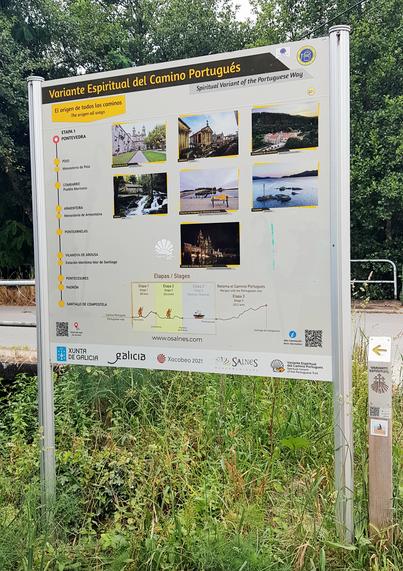 En stor vit skylt med text, foton och en enkel karta som visar vandringsleden Camino Espiritual, från Pontevedra till Santiago de Compostela.