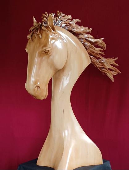 Une tête de cheval sculptée dans le bois.