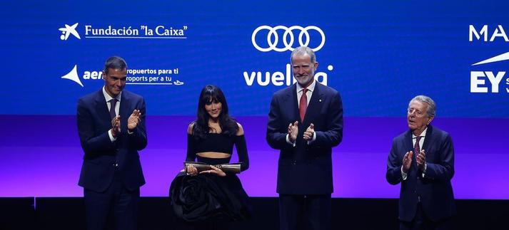 Aitana, Pedro Sánchez y Felipe VI en los 'Premios La Vanguardia'. / Europa Press News
