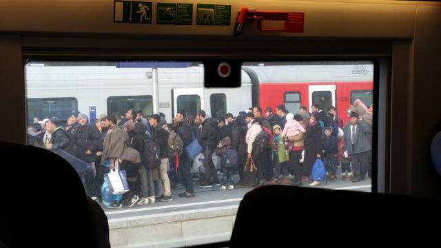 Eine Gruppe von syrischen Flüchtlingen auf einem Bahnhof.