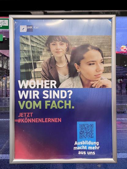 Plakat der IHK Kiel mit zwei Personen, die als migrantisch gelesen werden können und dem Text „Woher wir sind? Vom Fach.“