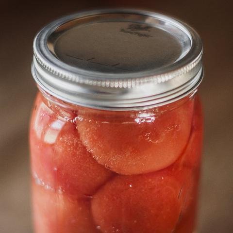 Konservera hela tomater i vatten