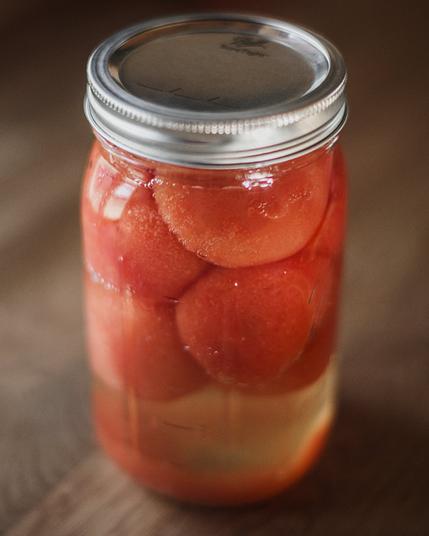 Konservera hela tomater i vatten