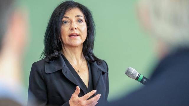 Katherina Reiche

Die #Ministerin und die Konzerne: Hat #KatherinaReiche ihre Pläne von #RWE und #Eon abgeschrieben?

https://www.tagesspiegel.de/politik/die-ministerin-und-die-konzerne-hat-katherina-reiche-ihre-plane-von-rwe-und-eon-abgeschrieben-14380568.html