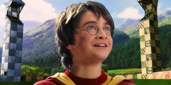 <img alt="Harry Potter: l’ordine migliore per guardare film e spin-off del Mondo Magico" class="webfeedsFeaturedVisual wp-post-image" height="675" src="https://i3.wp.com/static0.srcdn.com/wordpress/wp-content/uploads/2025/01/harry-potter-quidditch-win-sorcerers-stone-3-jpg.jpg?w=1200&h=675&fit=crop&w=1200&resize=1200,675&ssl=1" style="display: block; margin-bottom: 5px; clear: both;" title="Harry Potter: l’ordine migliore per guardare film e spin-off del Mondo Magico" width="1200" /><div class="starw-prima-del-contenuto_4" id="starw-1253129264"><div id="addendoContainer_Interstitial"></div></div><p>La saga di <em>Harry Potter</em> è uno dei franchise cinematografici più iconici e di successo della storia del cinema. Oltre vent’anni di produzioni hanno dato vita a un universo narrativo che include non solo gli otto film dedicati al giovane mago, ma anche la trilogia di <em>Animali Fantastici</em>, ampliando ulteriormente la prospettiva sul mondo creato da J.K. Rowling.</p><div class="starw-contenuto_6" id="starw-2409668591" style="margin-top: 2px; margin-bottom: 2px;"><!-- BOX 300x250 Articolo 1 -->
<div id="addendoContainer_9001" style="width: 300px; height: 250px;">
</div></div>
<p>Una delle domande più frequenti tra i fan riguarda l’ordine ideale con cui guardare i film: seguire la cronologia interna della storia oppure l’ordine di uscita al cinema? Entrambi i metodi hanno i loro punti di forza e possono offrire esperienze differenti, a seconda che si tr
