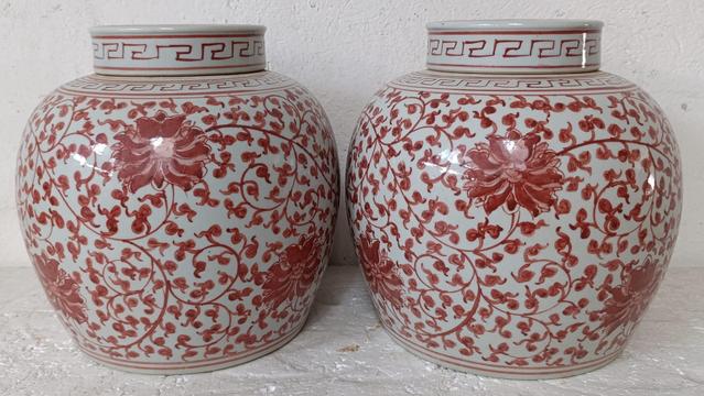 Coppia di potiche in porcellana cinese bianco e rosso