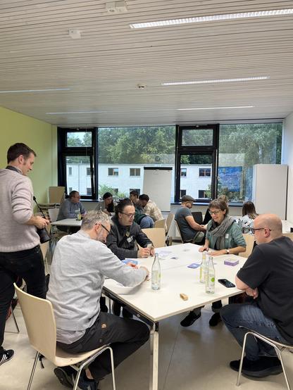 Workshopteilnehmende spielen das Spiel Data Heroes.