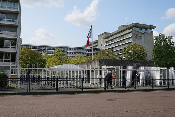Ensemble Préfecture, Conseil Général, Cité administrative, Palais de Justice à #ÉvryCourcouronnes (#Essonne) Le site comprend plusieurs sous-ensembles, dans un plan masse qui laisse paraître l’intention de l’ar...
Suite 👉 https://monumentum.fr/architecture-contemporaine-remarquable/acr0001668/evry-courcouronnes-ensemble-prefecture-conseil-general-cite-administrative-palais-de-justice
#Patrimoine #ArchitectureContemporaine
Photo CC-BY-SA 4.0 : Poudou99