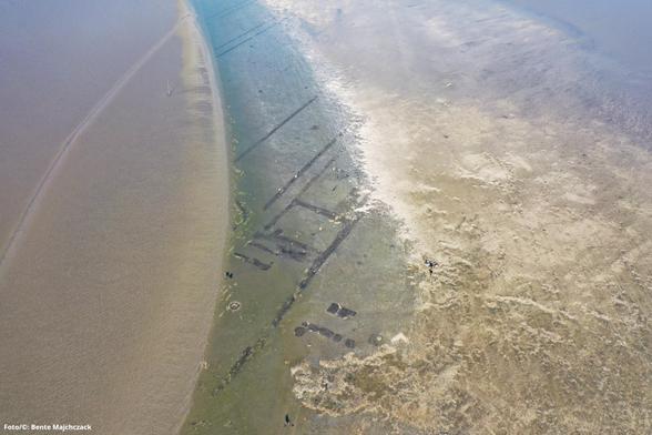 Traces of a lost medieval settlement in the tidal flats near the island of Hallig Südfall (photo/©: Bente Majchczack)