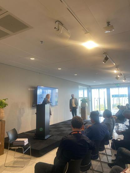 Foto van de break-out sessie waarbij Marleen Molewijk en Sander Gangaram pandat het framework uitleggen aan een volle zaal met geïnteresseerden