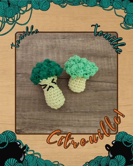 Fidget en forme de brocoli fait en crochet avec un cadre où il y a noté touille touille citrouille !