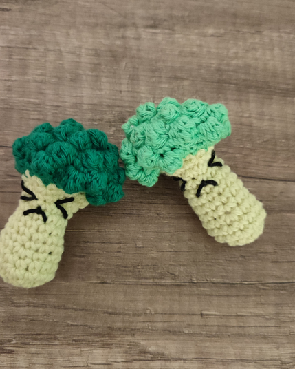 Fidget en forme de brocoli fait en crochet.
