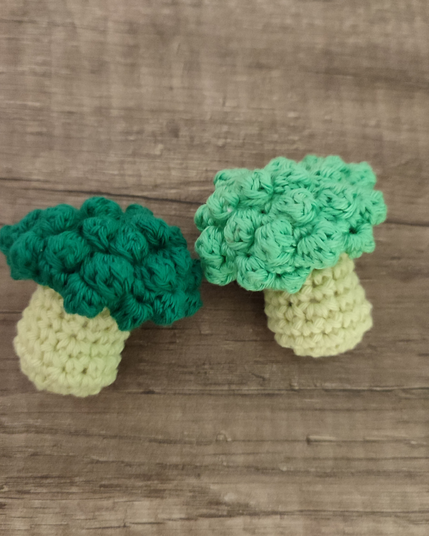 Fidget en forme de brocoli fait en crochet.