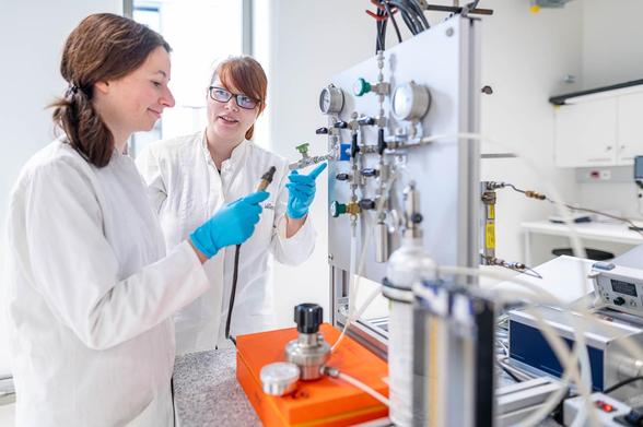 Zwei Frauen an einen Messgerät im Labor. Foto: C. Mokry