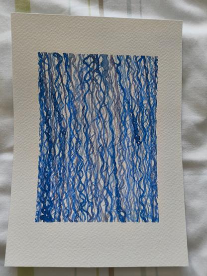 Aquarelle malerei auf einem din a5 papier im hochformat. zum Papierrand ist ein Streifen unbemalt. Entlang der langen kante des papiers sind feine, durchgängige gekräuselte Linien gemalt. das Gesamtbild wirkt durch die vielen übereinanderliegenden Linien wirr und chaotisch, wobei trotzdem eine Einheitlichkeit erhalten bleibt, die die Fäden wie einen Vorhang wirken lässt. Das farbbild ist im bläulich violetten bereich mit mehr blauanteil. dazeischen sind sehr viele farbliche Abstufungen.