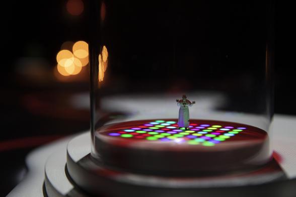 Minimaalinen paavi seisomassa / tanssimassa yhtä minimaalisella vilkkuvaloisella tanssilattialla