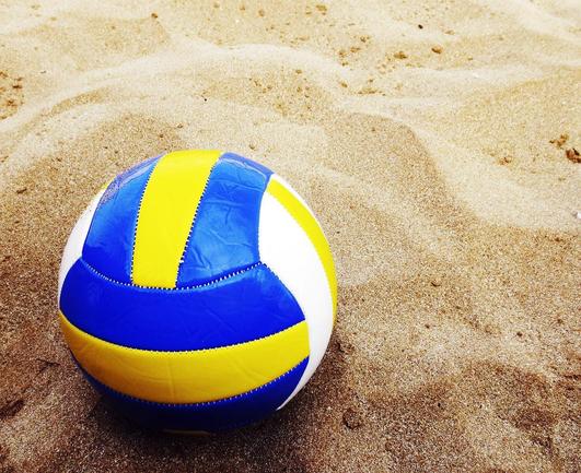 Ein Beachvolleyball am Strand im Sand. (c) pixabay | KdesignZV