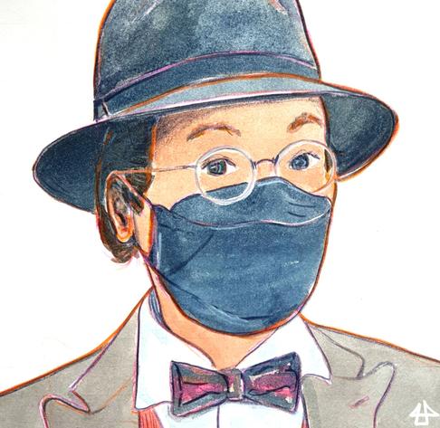 Aquarellierte Buntstiftzeichnung, Person mit kleiner hellen runden Brille und dunklem Humphrey Bogart Hut. Die simple FFP2 Maske passt farblich zum Hut. Die Fliege mit pink und grau komplementiert den hellgrauen Anzug.