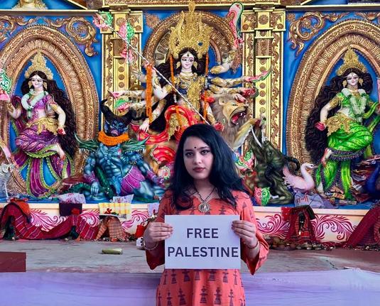 Prapti Taposhi holding "Free Palestine" card during Durga Puja