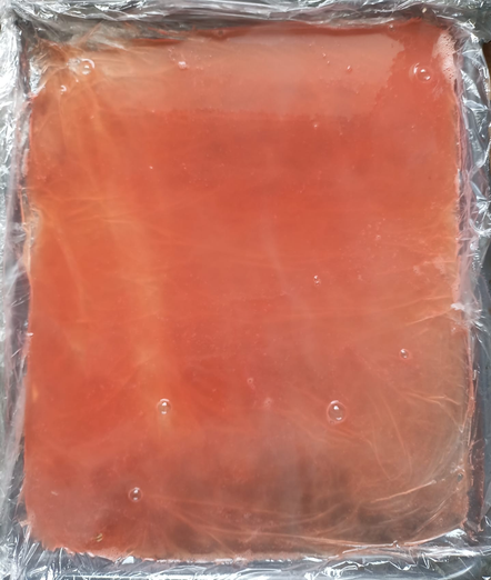 Die Wassermelonen-Flüssigkeit auf dem mit Folie ausgekleideten Blech