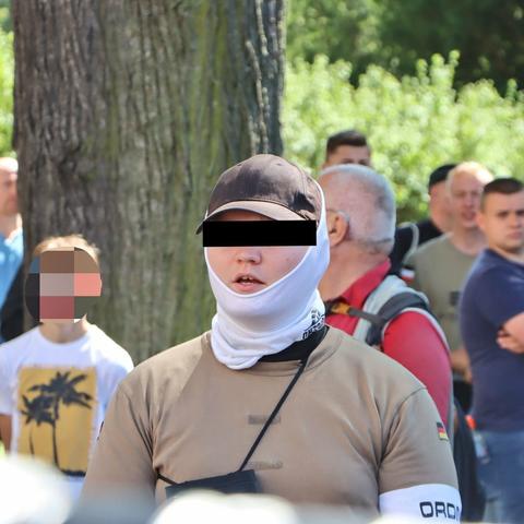 Christian W. bei einer rechtsextremen Versammlung gegen den diesjährigen CSD in Bautzen.