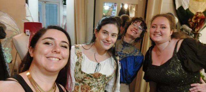 Une photo des 4 créatrices, de gauche à droite : Marion d'Astaré Créations, Léa de Wisteria Créations, Castiane des Mains à Coudre et Louise de La Mérédrine