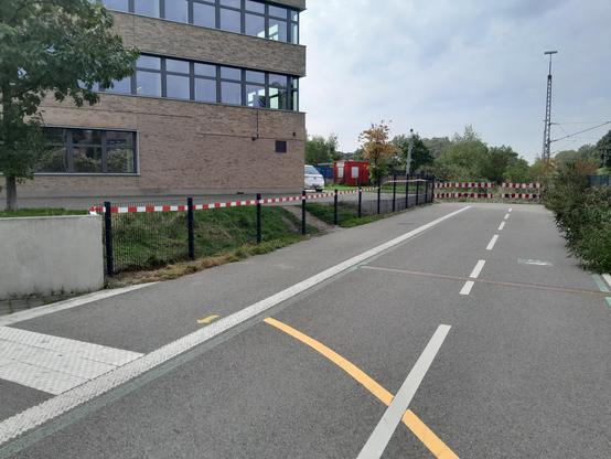 Neues Schutzgitter am Ausbauende des RS 1 in Mülheim an der Hochschule Ruhr West, Blick auf das Gitter vom RS 1 aus